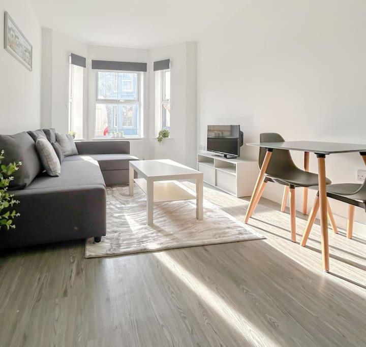 Apartment Wellington Road 1 *